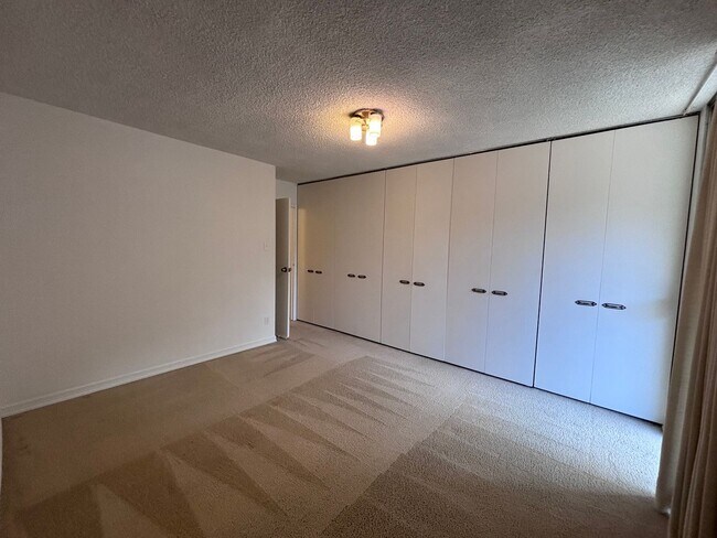 Building Photo - Available Now - 1 Bed 1 Bath Condo Home w/ Wall AC Unit - MileStone Real Estate Services
