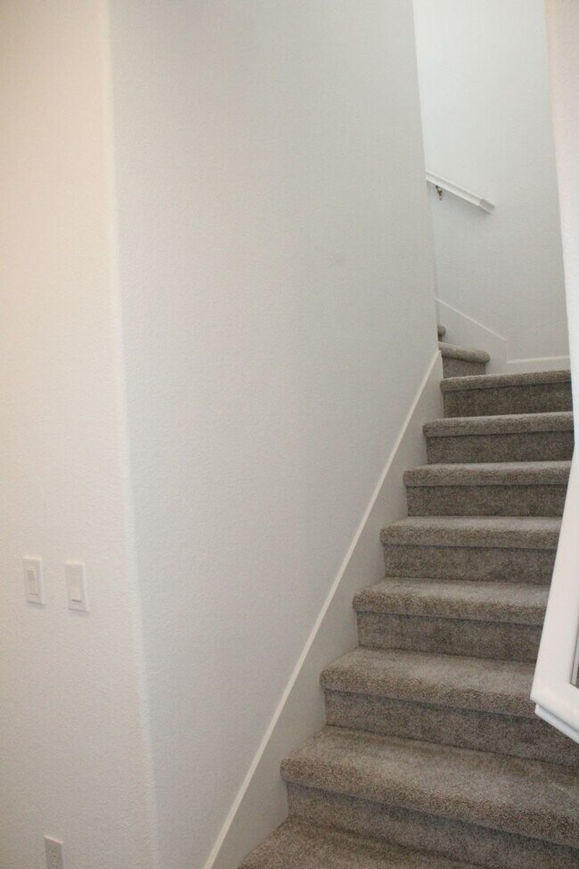 Building Photo - ***PENDING*** 4 Bedroom / 3 Bath House with Solar in San Marco Community-Close to Bart!