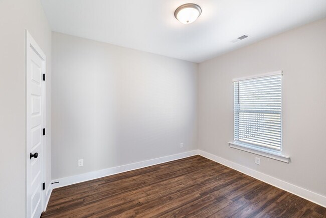 Building Photo - 2033 Weaver Way