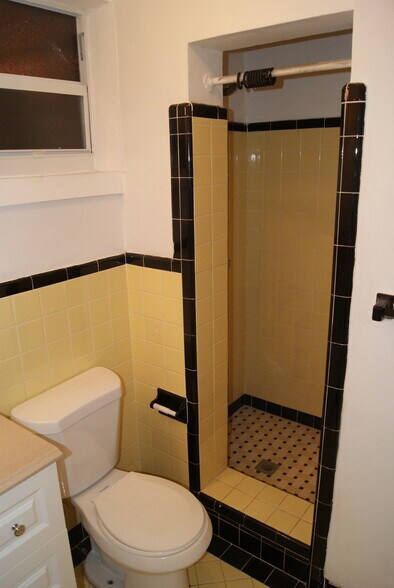 Bathroom 2 shower - 1941 Pierce St