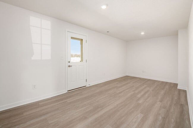 Building Photo - 122 Red Willow Dr