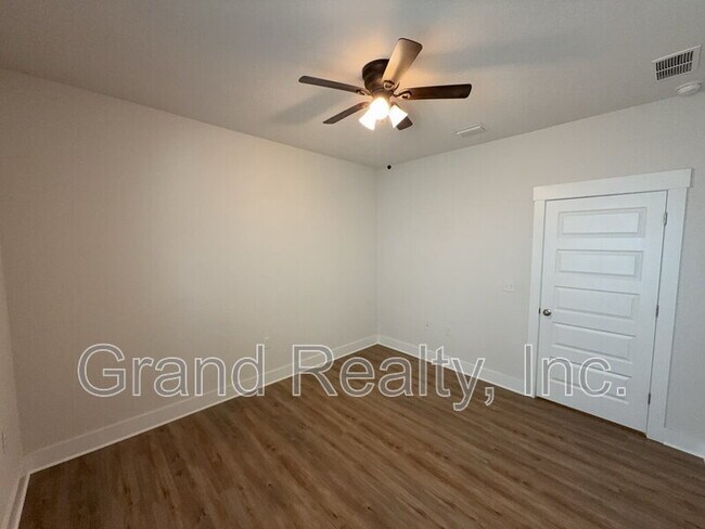 Building Photo - 5869 Danbury Blvd