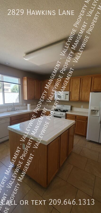 Building Photo - Tracy 3 Bedroom 2.5 Bathroom Home