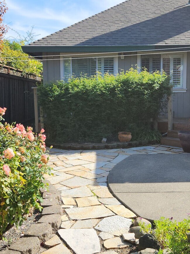 Building Photo - Lovely 4 bedrooms, 3 bathrooms in Windsor