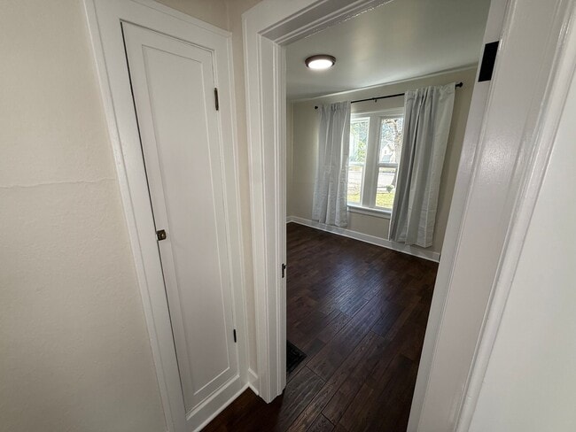 Building Photo - Newly Renovated 3 Bed, 1 Bath House w/ Bonus Room!