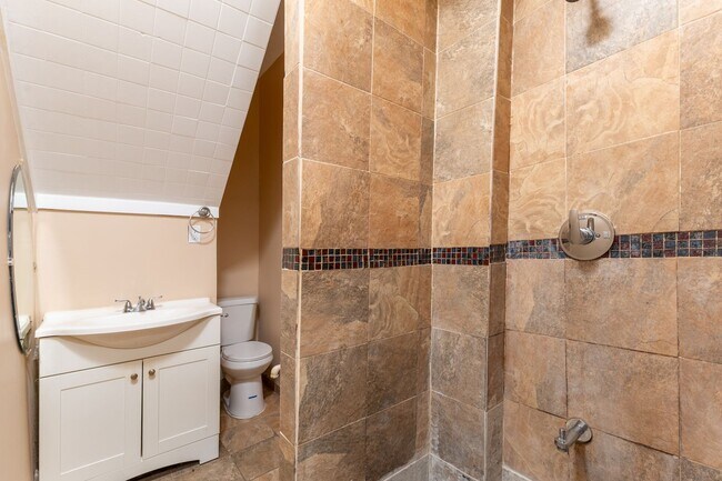 Building Photo - Recently renovated 1 bedroom, 1 bathroom a...