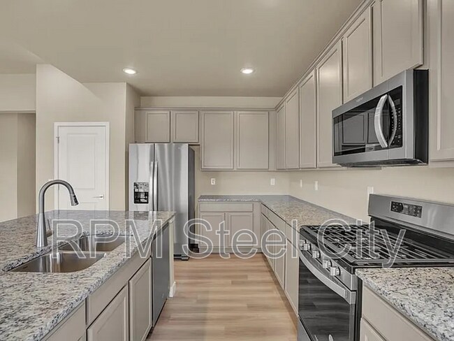 Building Photo - 753 S Laurue Dr