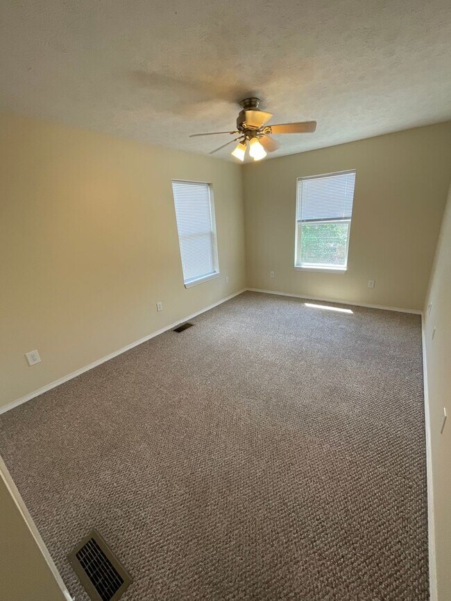 Building Photo - *2027* 4 Bed!! BIG GROUP OPTION!!! 18-20!!