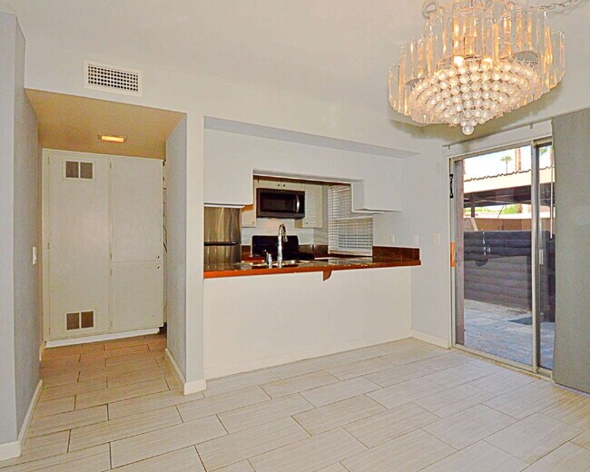 Building Photo - "Chic 3-Bed Condo Oasis in Prime Palm Spri...