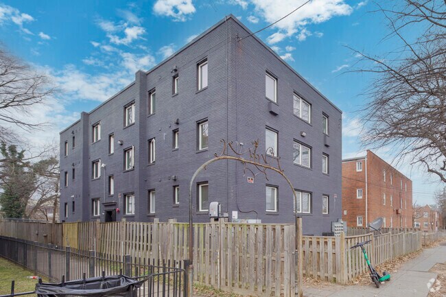 Front - 1907 18th Street SE