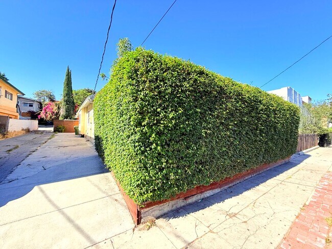 Building Photo - 4447 Lockwood Ave