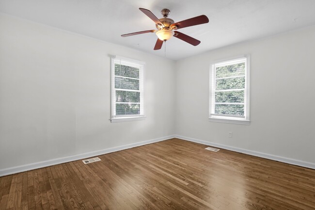 Building Photo - 1305 E 71st St
