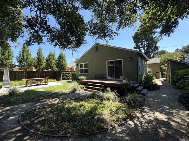 Building Photo - Beautiful 4BD/2BA Menlo Park Home with Lar...