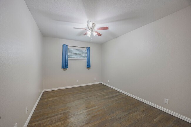 Building Photo - 4 Bedroom, 3 Bath Home Gorgeously Remodeled