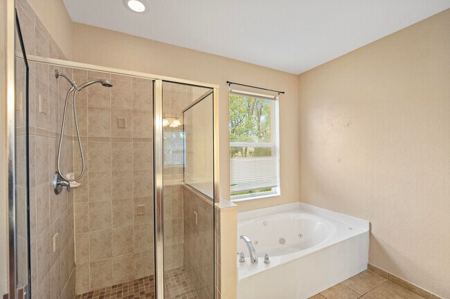 Building Photo - 2567 SE Ruskin Dr