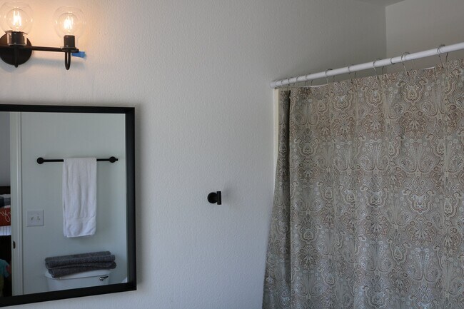 Building Photo - 596 W Moan Pl