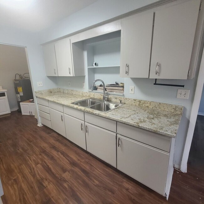 Building Photo - Charming Three Bedroom One Bathroom House ...