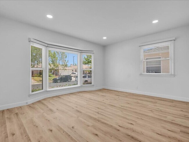 Building Photo - 4847 Ocana Ave