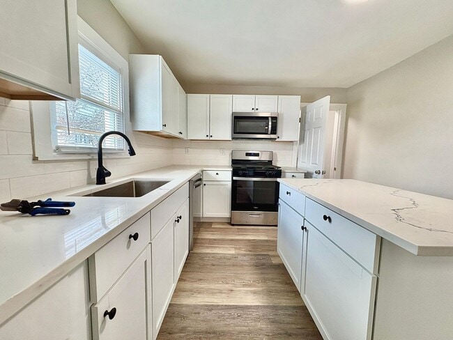 Building Photo - 822 W 4th St