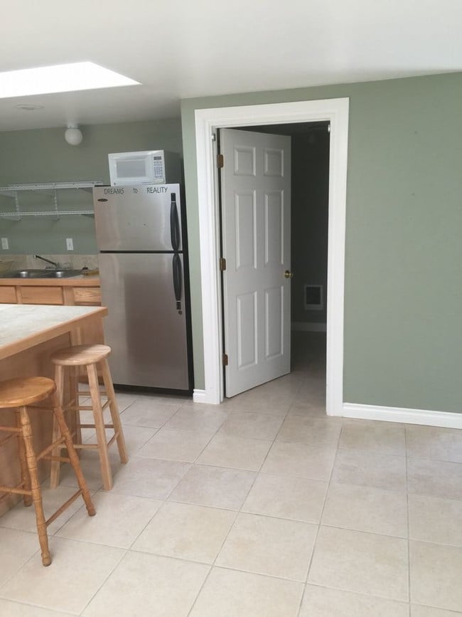 Building Photo - Adorable Clean Studio/ Mother-in-Law apt.