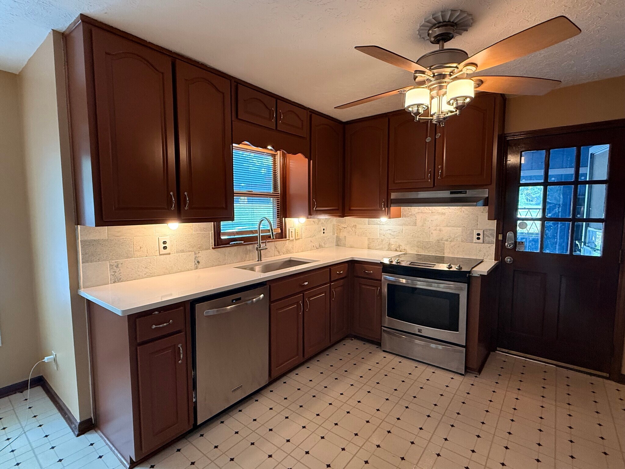 Kitchen - stainless steel appliances - 2928 Sanibel Dr