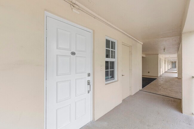 Building Photo - 2901 S Palm Aire Dr