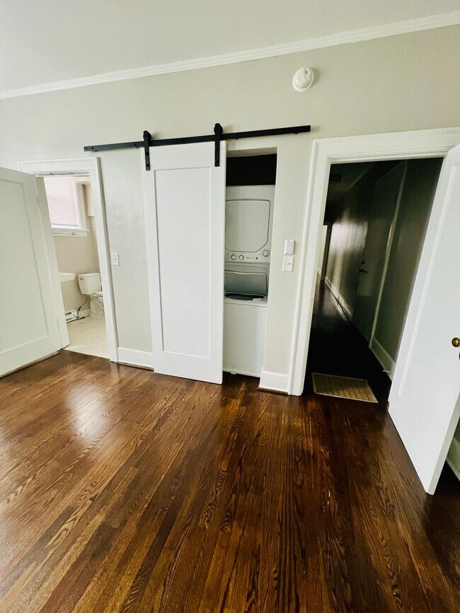Building Photo - Charming 2-Bed/1 Bath Apartment in the His...