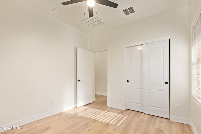 Building Photo - 2669 E Bellerive Dr