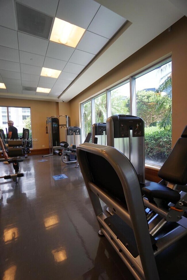 Building Photo - 1060 Brickell Ave