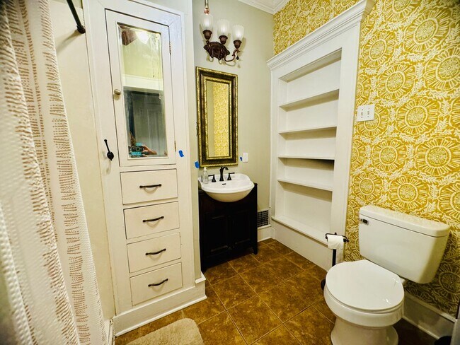 Building Photo - MOVE-IN READY!