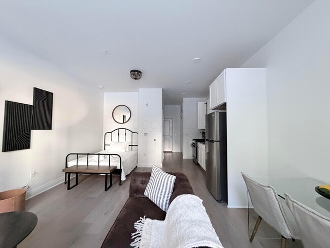 Building Photo - 6640 Mooney St