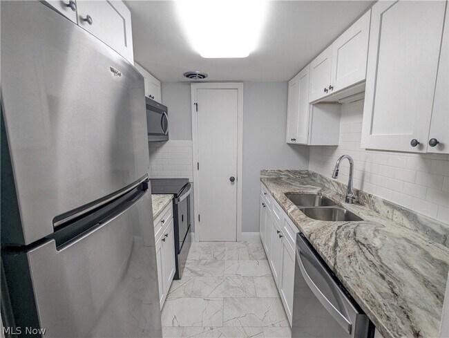 Building Photo - 6920 Carriage Hill Dr