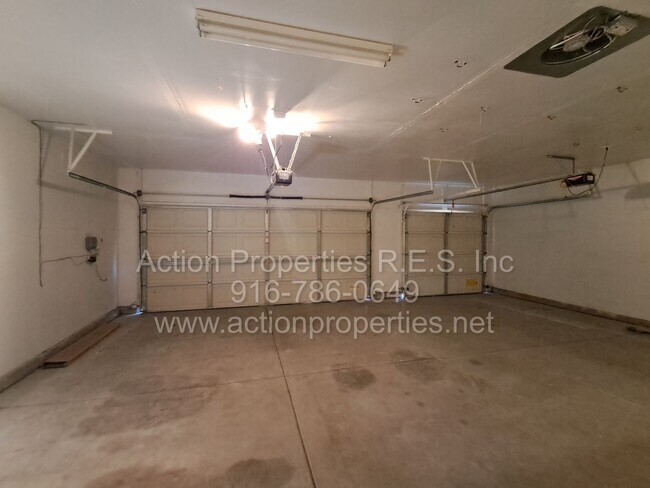 Building Photo - Action Properties R.E.S. Inc. Offering Beautiful Highland Park Single Story 3 Car, 4 Bedroom, Gar...