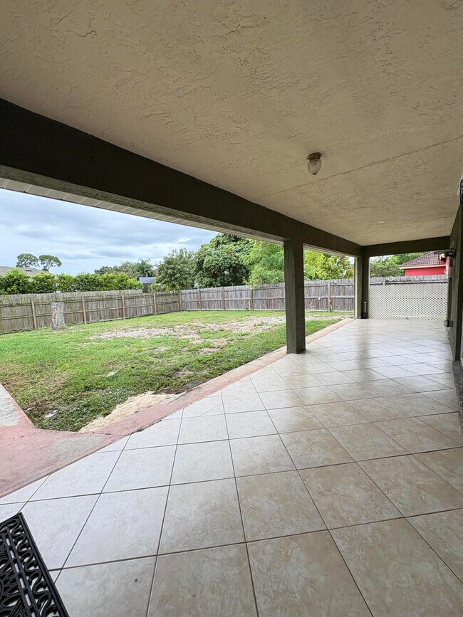 Building Photo - 1214 SW Emerald Ave
