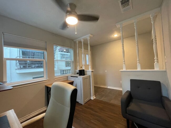 Building Photo - Two Story 1bd/1ba Condo Available Now in T...