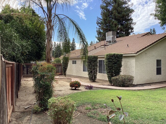 Building Photo - 9615 N Buttonwood Ct