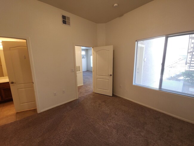 Building Photo - Beautiful 2 Bedroom / 2 Bath 1st floor Condo Unit in Sunset Cliffs.