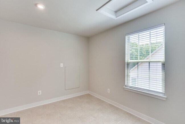 Building Photo - 2183 Hemlock Bay Rd
