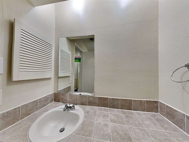 Building Photo - 14114 Fleur De Lis Blvd