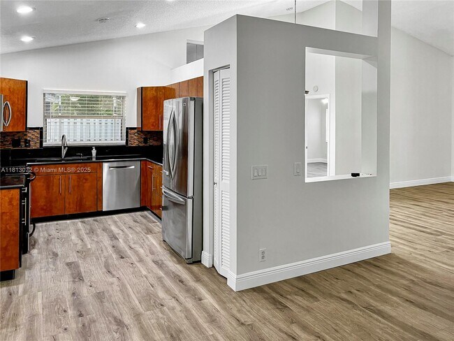 Building Photo - 841 Stanton Dr