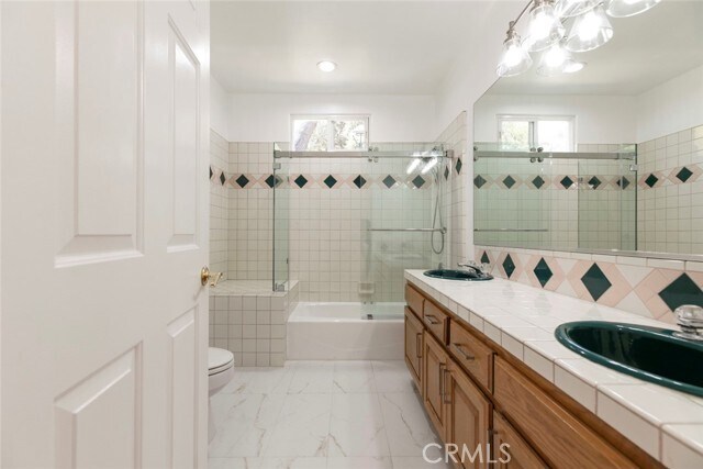 Building Photo - 2644 E Chevy Chase Dr