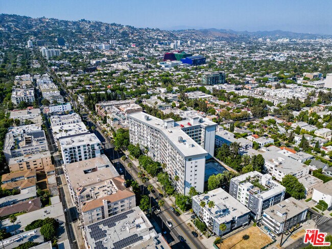 Building Photo - 100 S Doheny Dr
