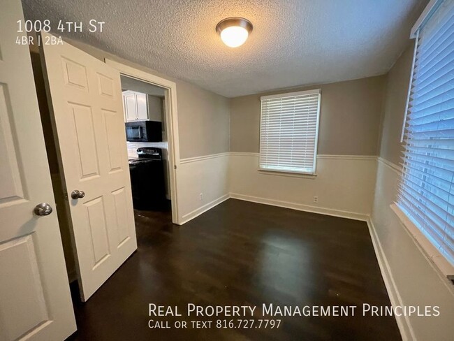 Building Photo - 1008 4th St-