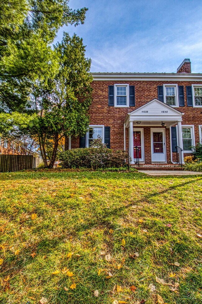 Building Photo - Discover Exceptional Townhouse Living!