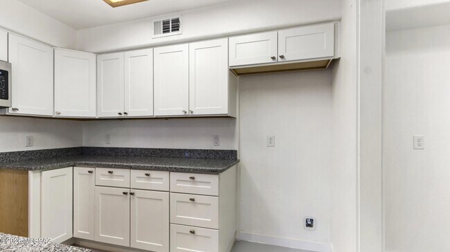 Building Photo - 574 Duchess Dr