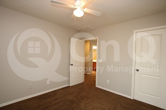 Building Photo - 4458 E Melrose St