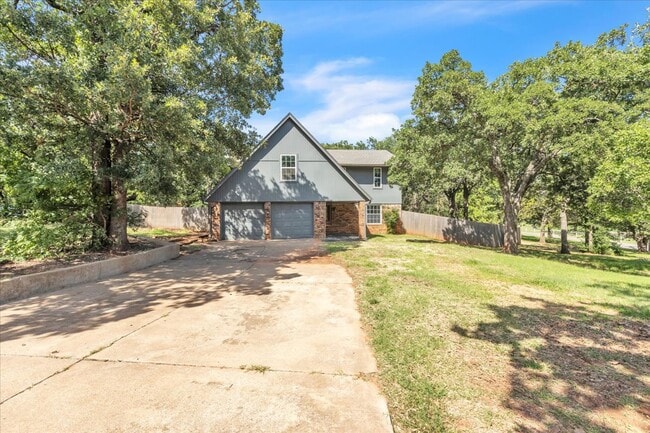 Primary Photo - 9710 N Oak Cliff Dr