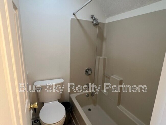 Building Photo - 2119 Silverbrook Dr
