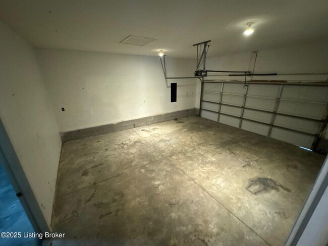 Building Photo - 576 Circle Valley Dr