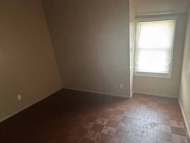 Building Photo - Large three bedroom condo for rent.